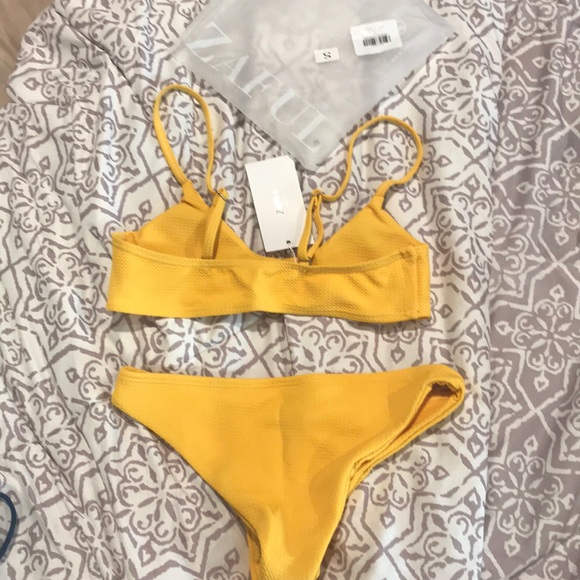 Yellow bikini - Picture 2 of 2